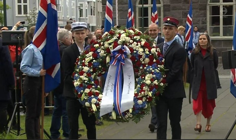 Símon Tómasson bar blómsveig að minnisvarða Jóns forseta