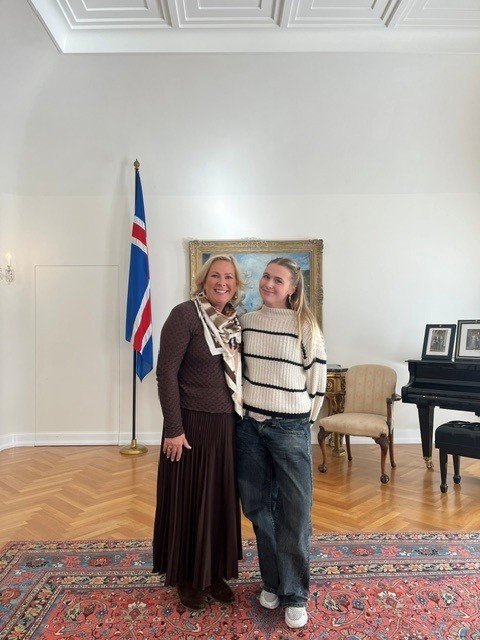 Á myndinni eru Halla Tómasdóttir, forseti Íslands, og Birgitta Líf Magnúsdóttir, forseti Nemendaféla&hellip;