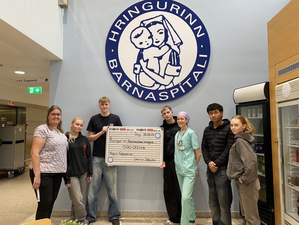 Nemendafélag FÁ styrkir Barnaspítala Hringsins um hálfa milljón