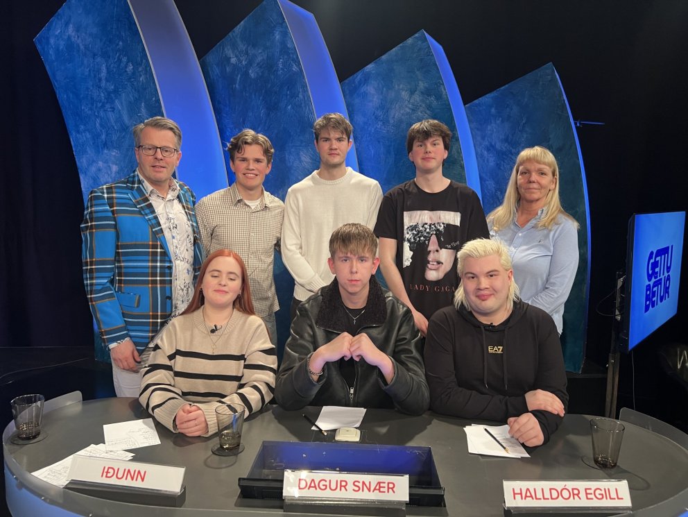 Hér má sjá keppendur í liði FÁ ásamt þjálfurum og skólastjórnendum.