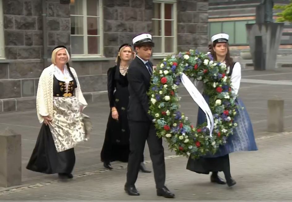 Nýstúdent úr FÁ bar blómsveig að minnisvarða Jóns Sigurðssonar