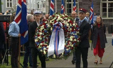 Símon Tómasson bar blómsveig að minnisvarða Jóns forseta
