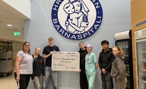 Nemendafélag FÁ styrkir Barnaspítala Hringsins um hálfa milljón