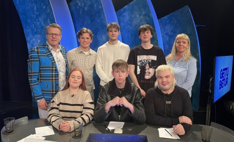 Hér má sjá keppendur í liði FÁ ásamt þjálfurum og skólastjórnendum.